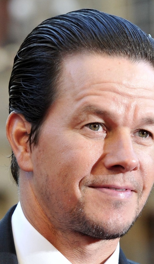 Актер Марк Уолберг  в костюме