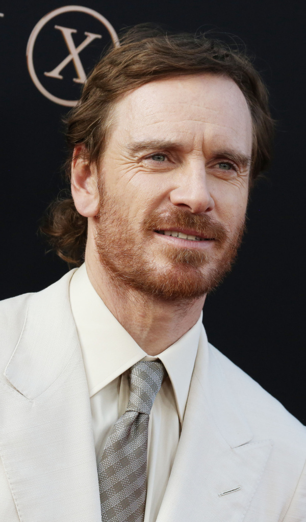 Актер Майкл Фассбендер в белом костюме