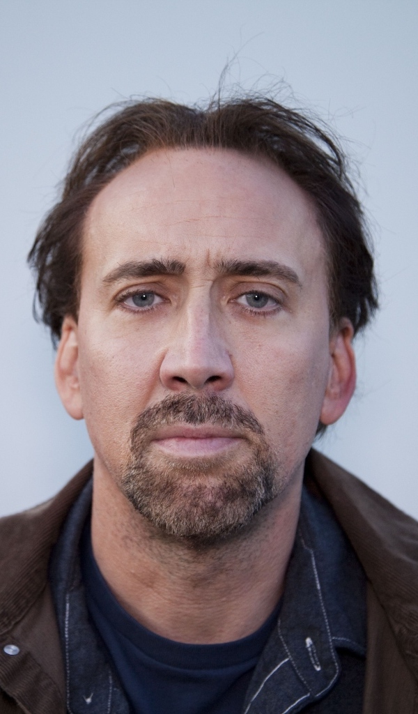 Актер Николас Кейдж на сером фоне