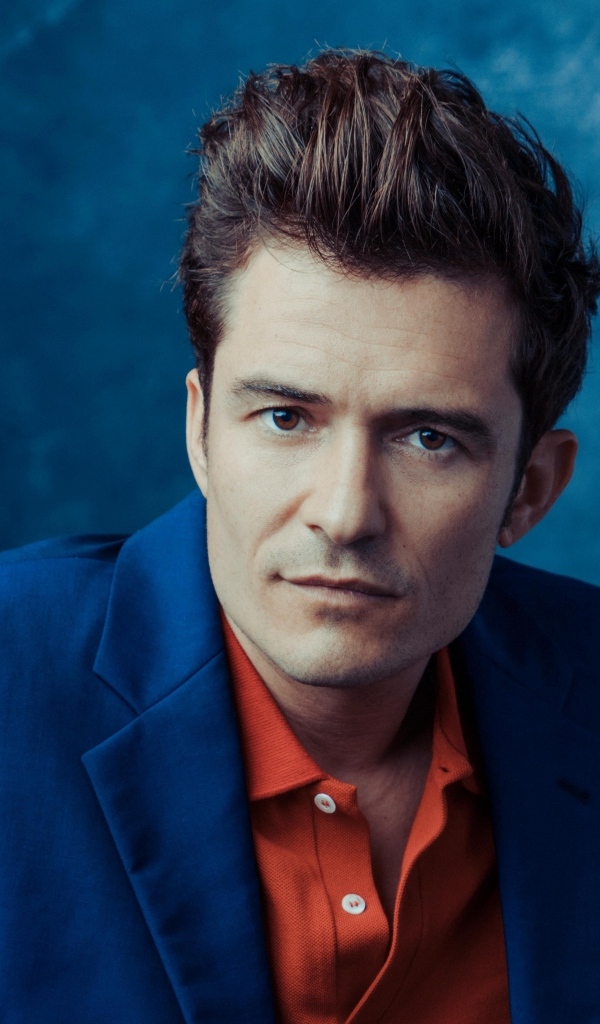 Актер Орландо Блум на синем фоне