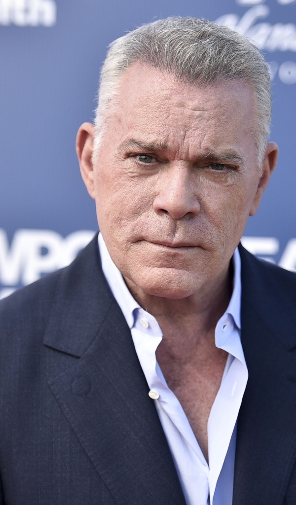 Актер Рэй Лиотта в костюме