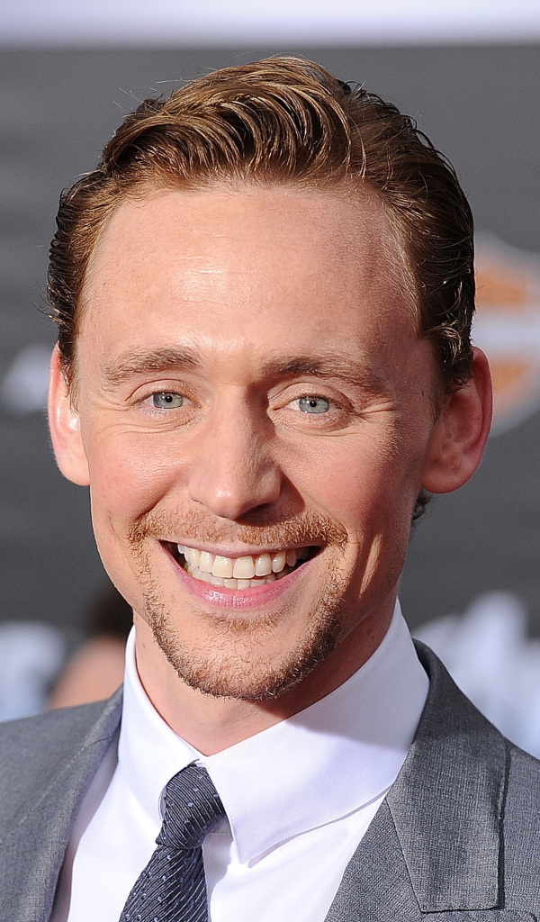 Яркая улыбка актера Тома Хиддлстона