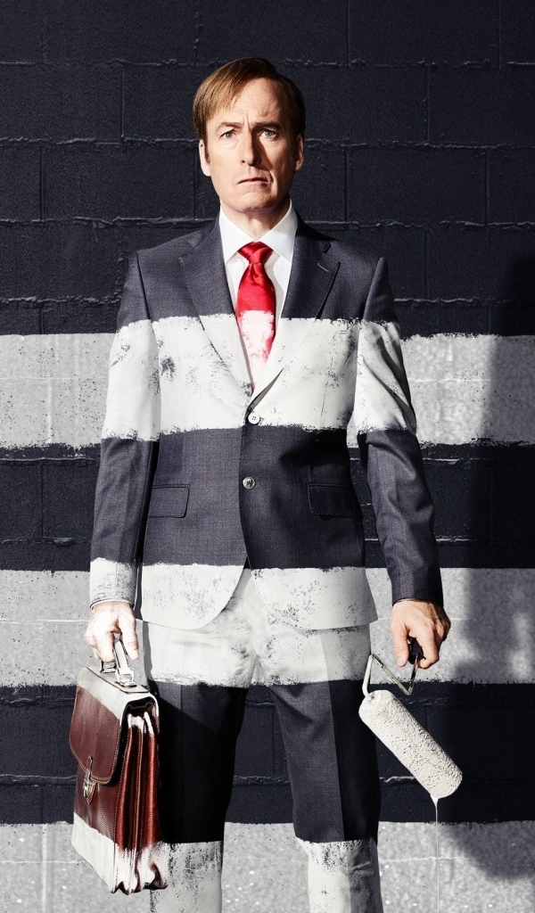 Актер комик Боб Оденкёрк у стены