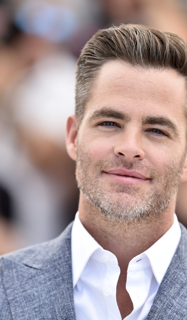 Американский актер Крис Пайн в костюме