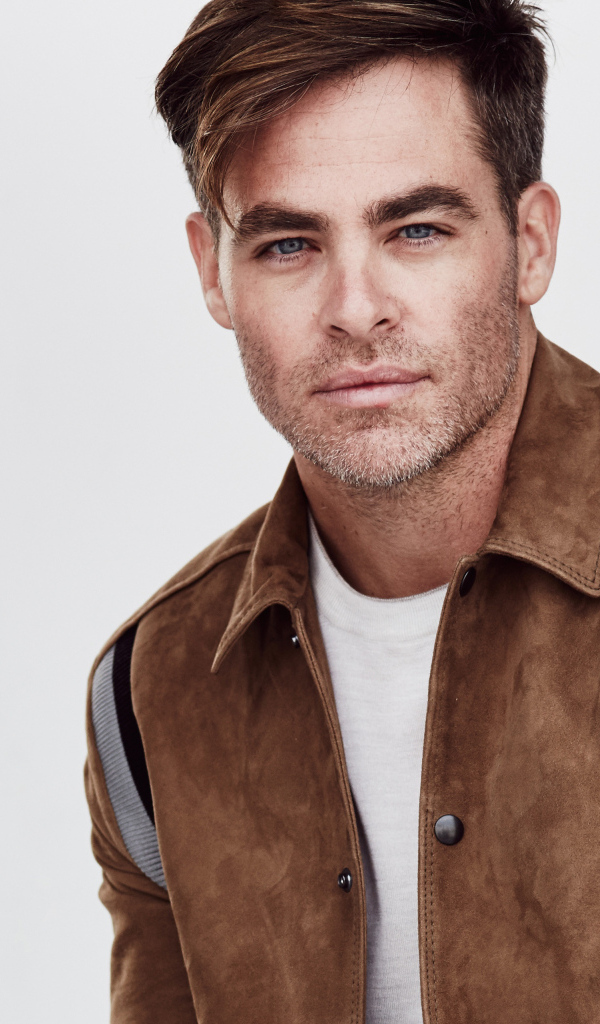 Яркий актер Крис Пайн на белом фоне