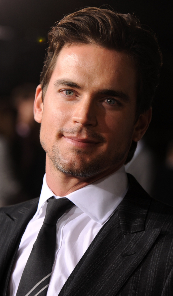 Красивый актер Мэтт Бомер в костюме