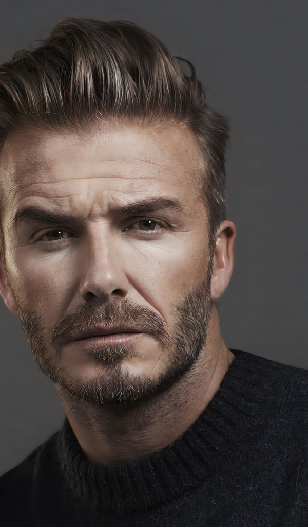 Красивый мужчина Дэвид Бекхэм на сером фоне