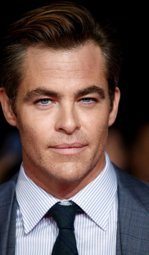 Популярный актер Крис Пайн в костюме