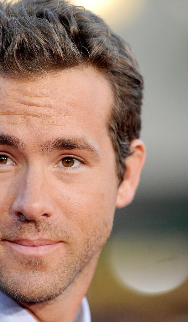 Популярный актер Райан Рейнольдс с карими глазами