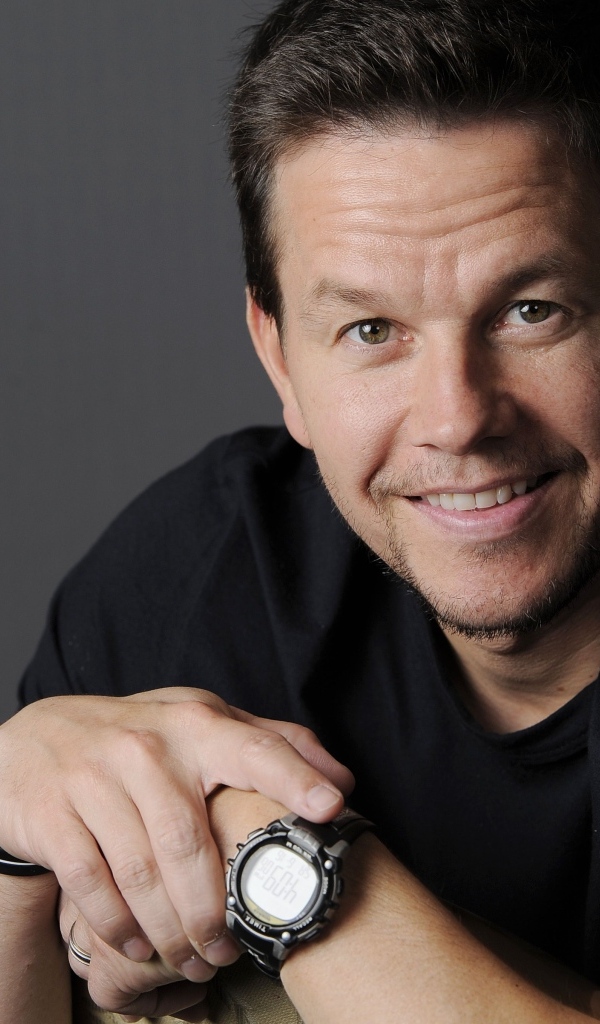 Улыбающийся Марк Уолберг с часами на руке