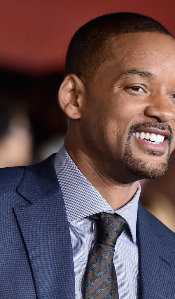 Улыбающийся актер Уилл Смит в костюме