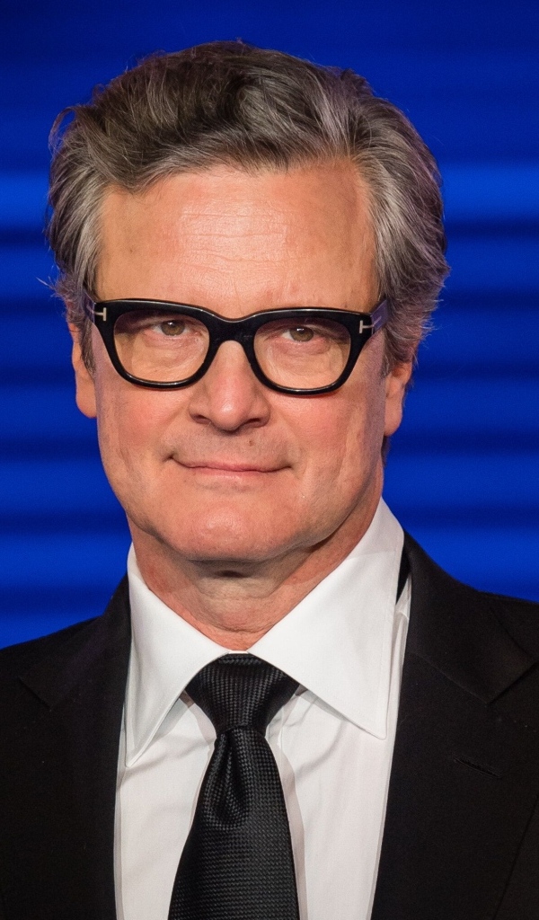 Стильный актер Колин Ферт на синем фоне