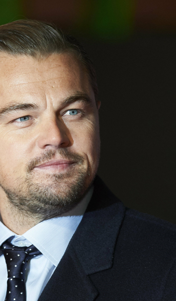 Стильный голубоглазый мужчина, актер Леонардо Ди Каприо