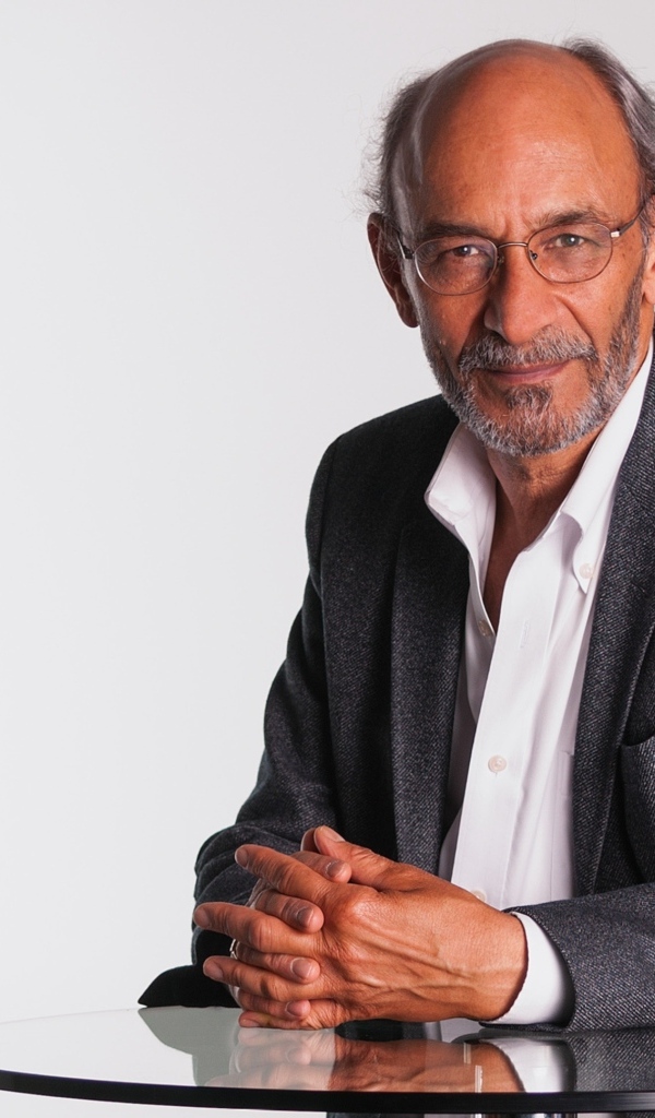 Деловой мужчина в сером костюме