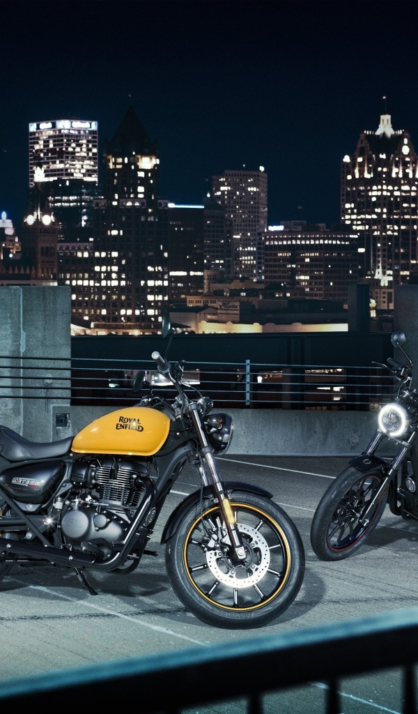 Два мотоцикла Royal Enfield Meteor 350 на фоне города