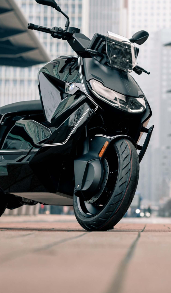 Черный мотоцикл BMW CE 04