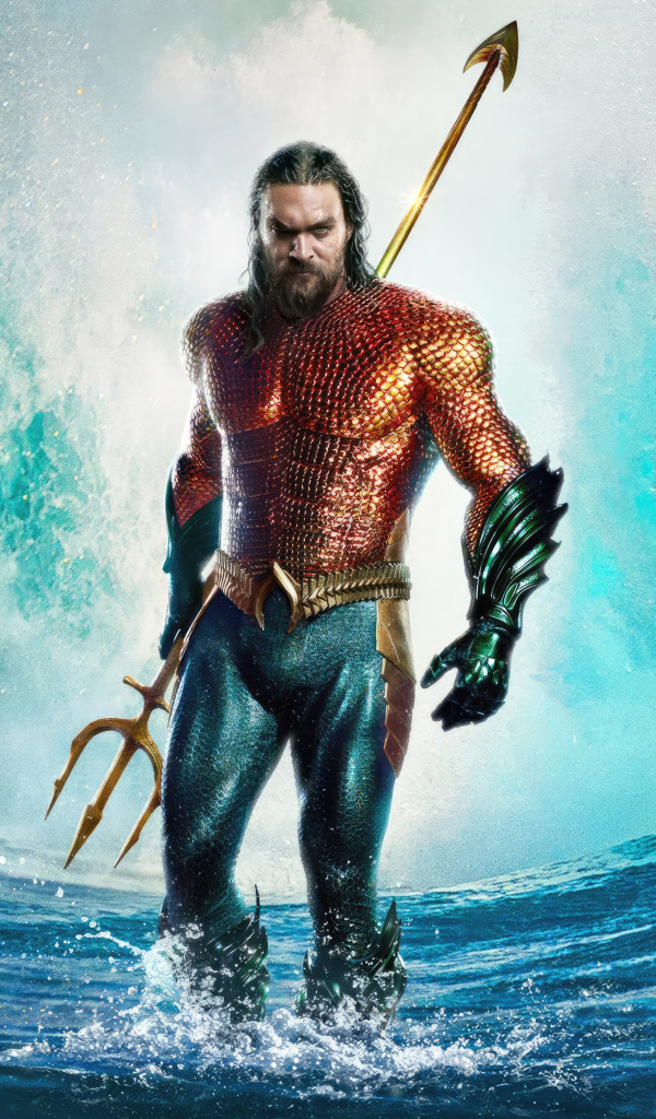 Персонаж Аквамен выходит из воды
