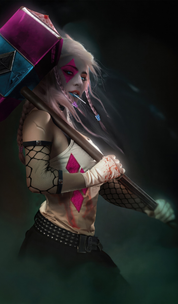 Харли Квин с большим молотом в руках