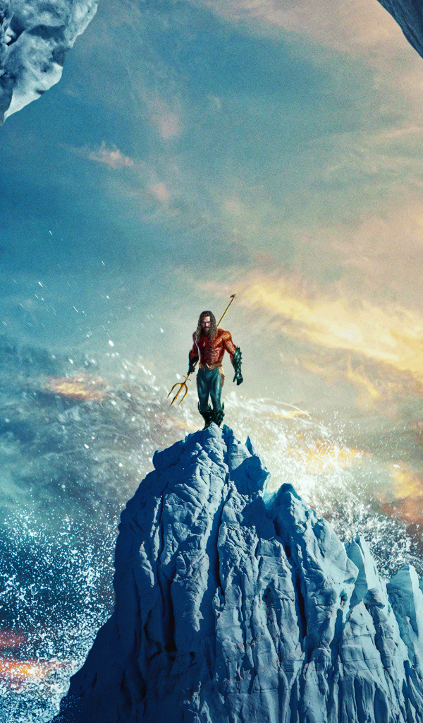 Супергерой Аквамен стоит на айсберге