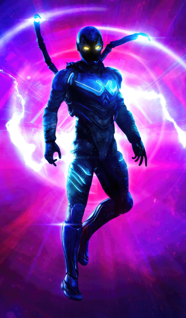 Супергерой Синий Жук на фоне молнии