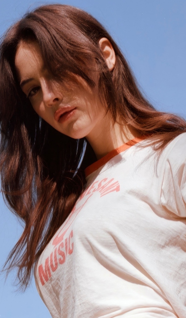 Американская певица Грэйси Абрамс на голубом фоне