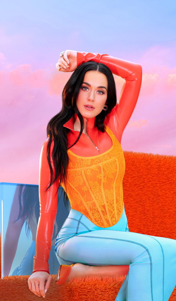 Американская певица Кэти Перри сидит на кубе