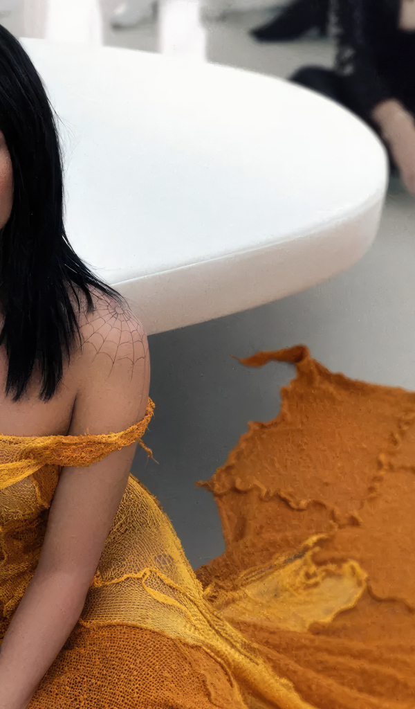 Американская певица и актриса Деми Ловато сидит на полу