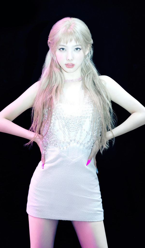 Красивая южнокорейская певица Наён в белом платье