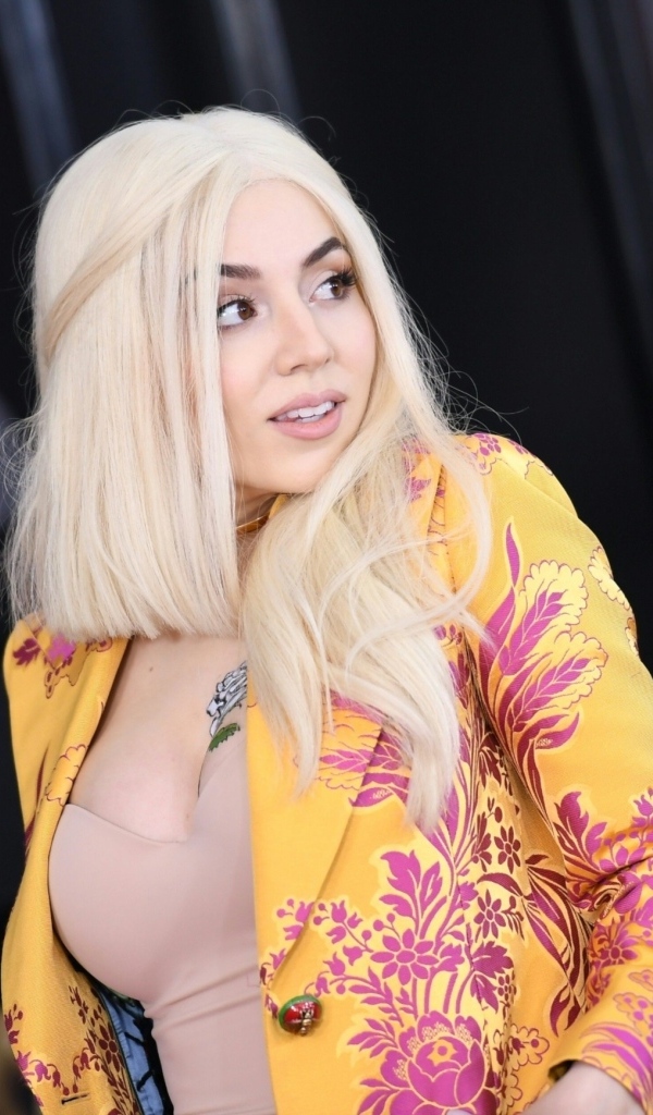 Красивая блондинка, американская певица Эйва Макс