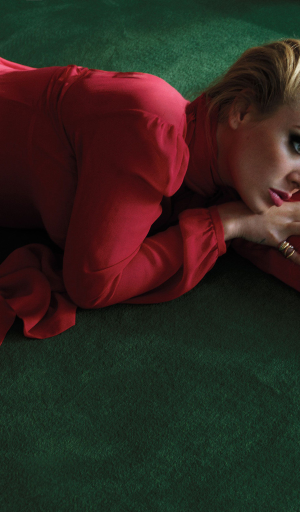 Красивая блондинка певица Адель в красном платье