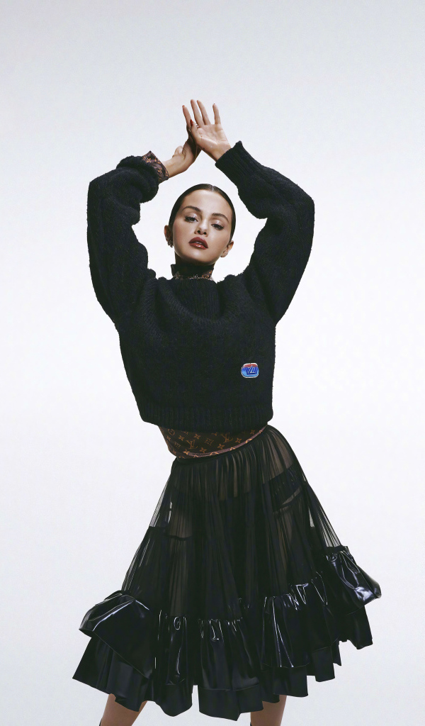 Красивая певица и модель Селена Гомес на сером фоне