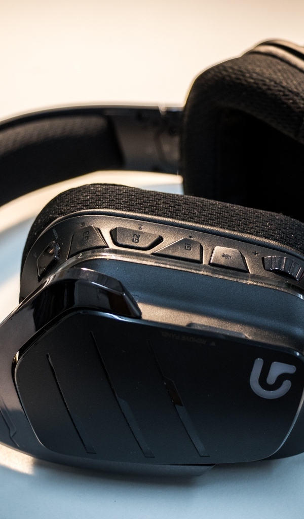 Большие черные наушники на сером фоне