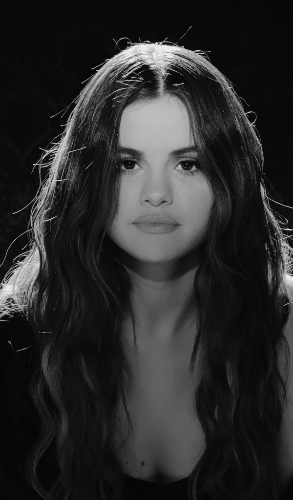 Черно-белое фото певицы Селена Гомес