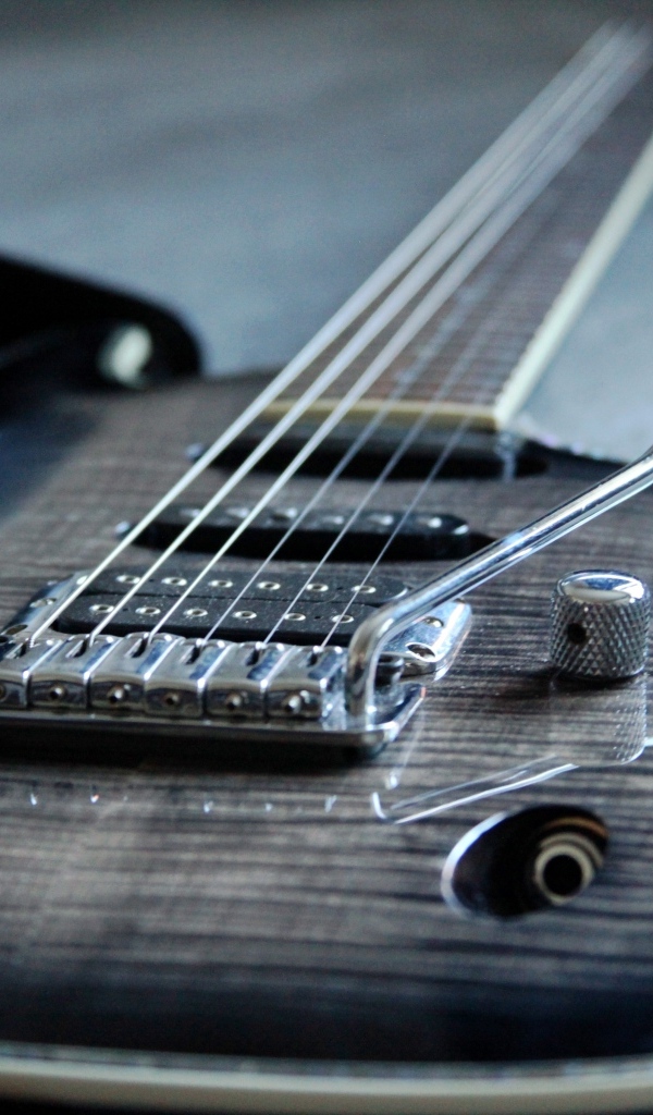 Черная шестиструнная гитара