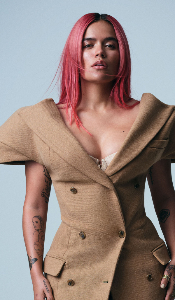 Яркая певица Karol G на сером фоне