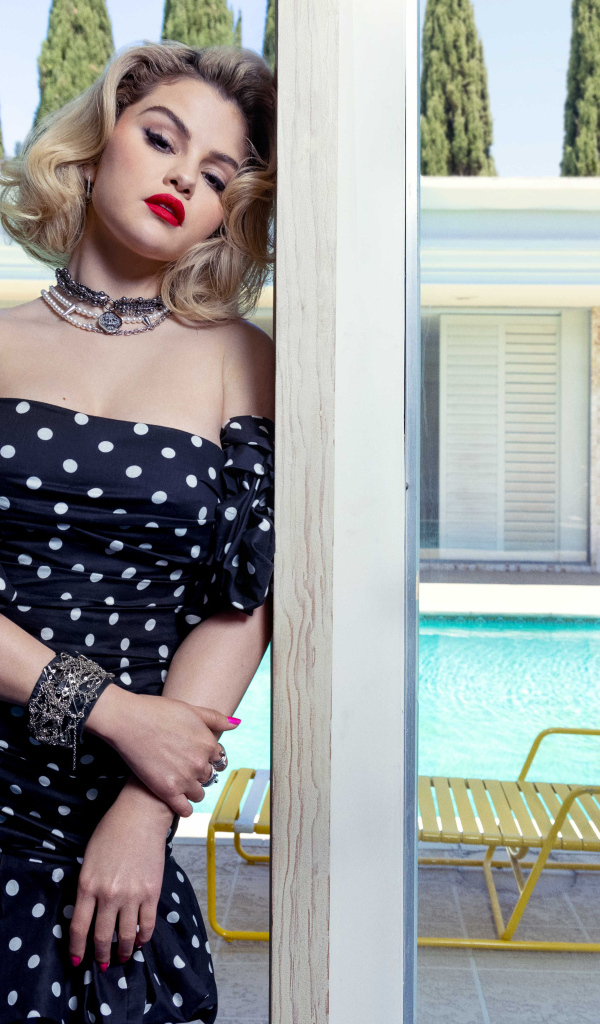 Яркая певица Селена Гомес в платье у бассейна