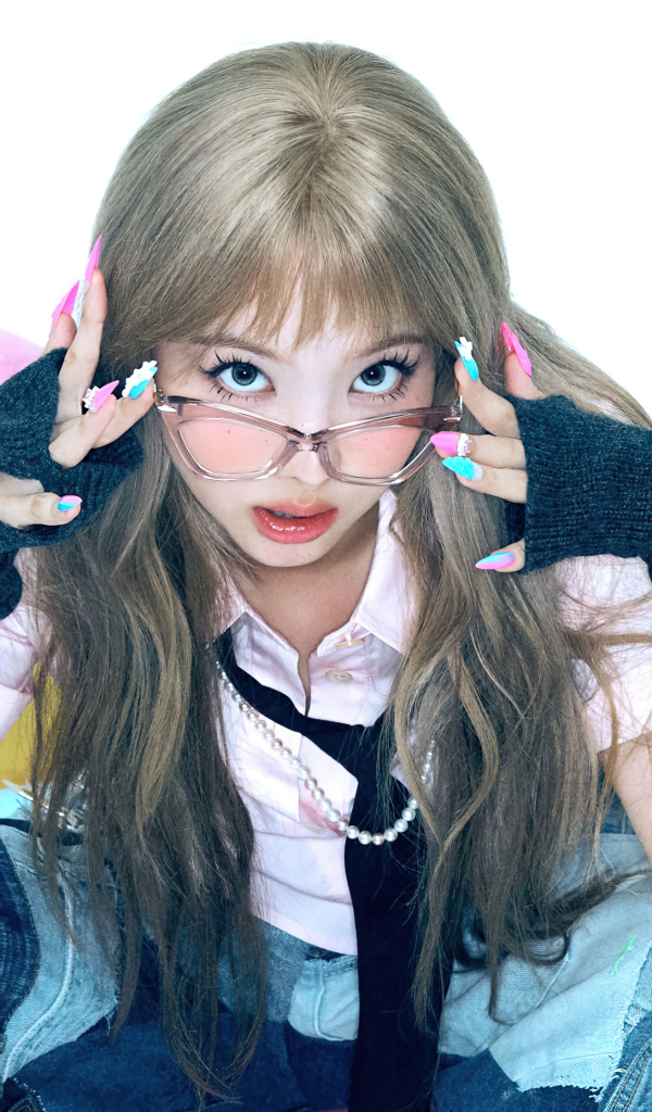 Девушка певица Наён в очках