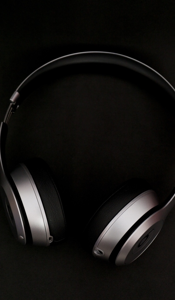 Наушники на черном фоне крупным планом