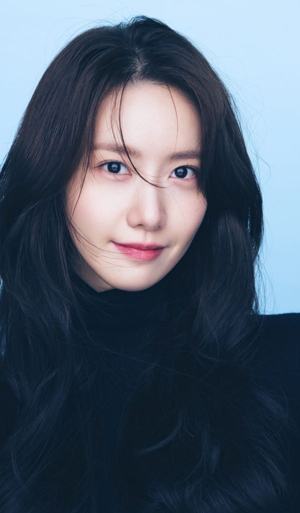 Корейская исполнительница Yoona на голубом фоне