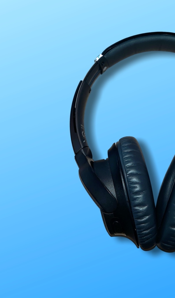 Большие черные наушники на голубом фоне