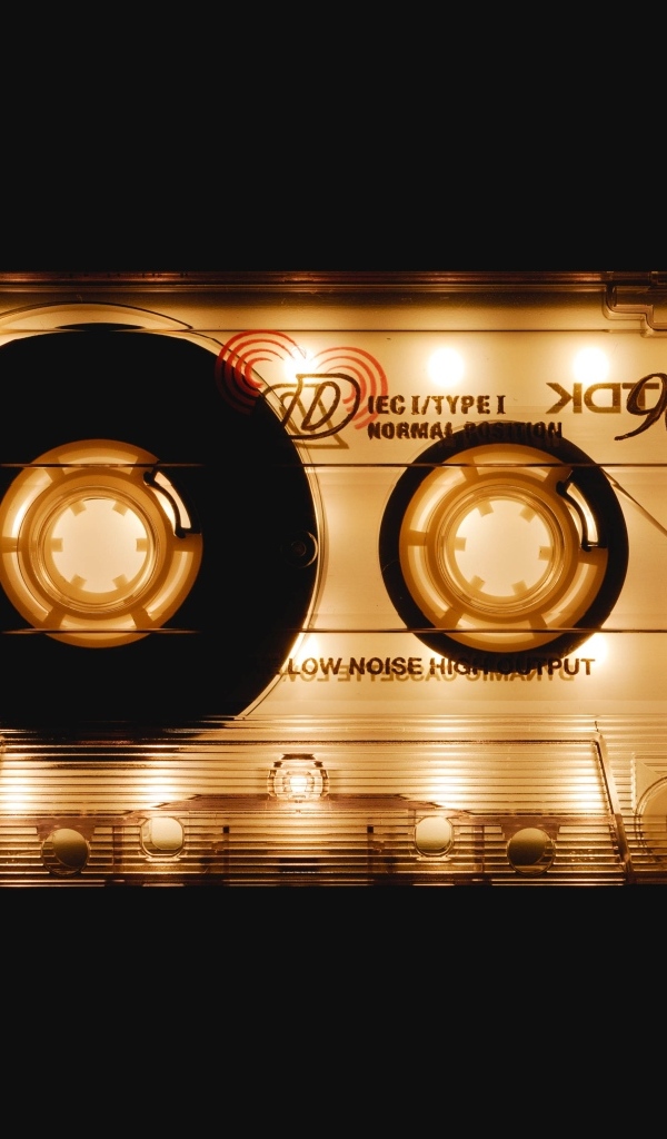 Старая кассета TDK на черном фоне