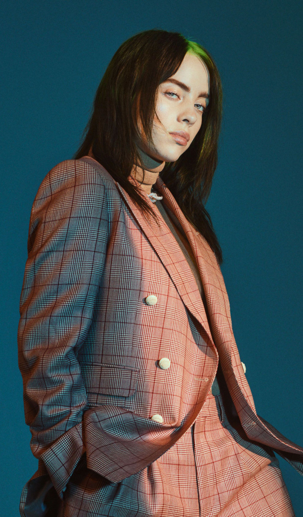 Популярная американская певица Билли Айлиш в костюме