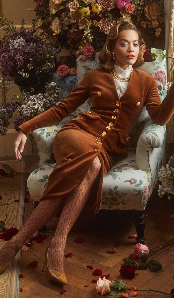 Популярная певица Рита Ора сидит в кресле