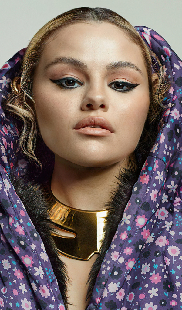 Популярная певица Селена Гомес в одеяле