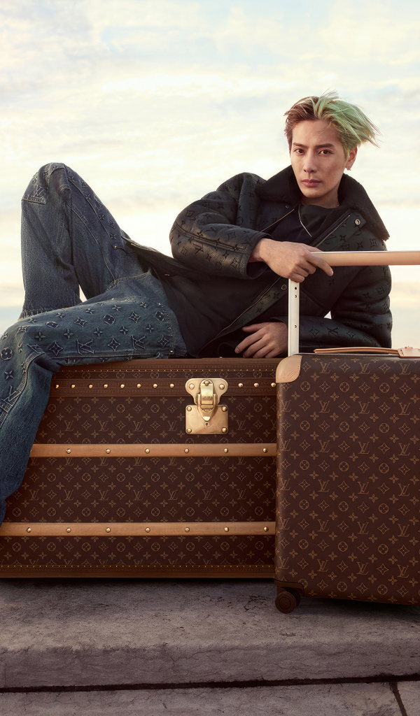 Рэпер Джексон Ван  лежит на чемодане