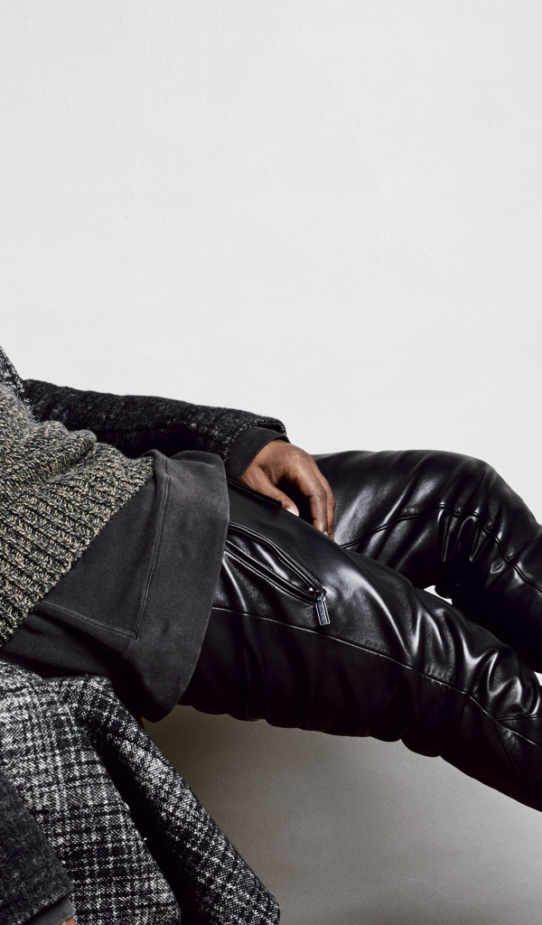 Рэпер Канье Уэст сидит на стуле