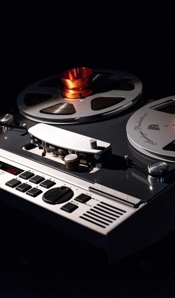 Бобинный магнитофон на черном фоне