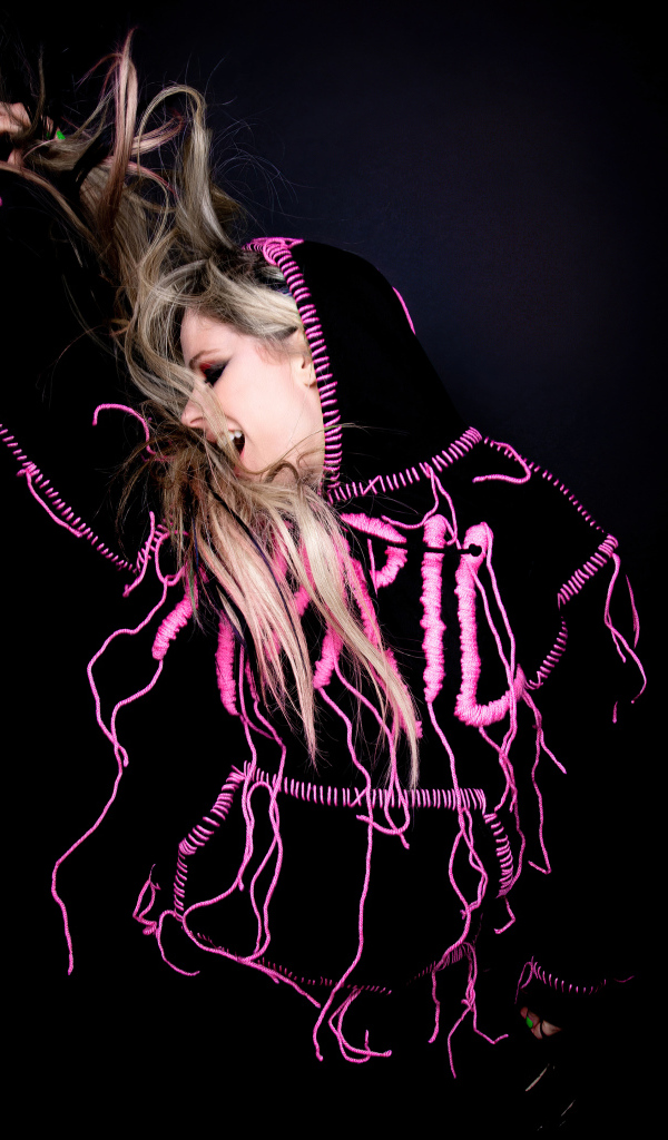 Певица Аврил Лавин  на черном фоне