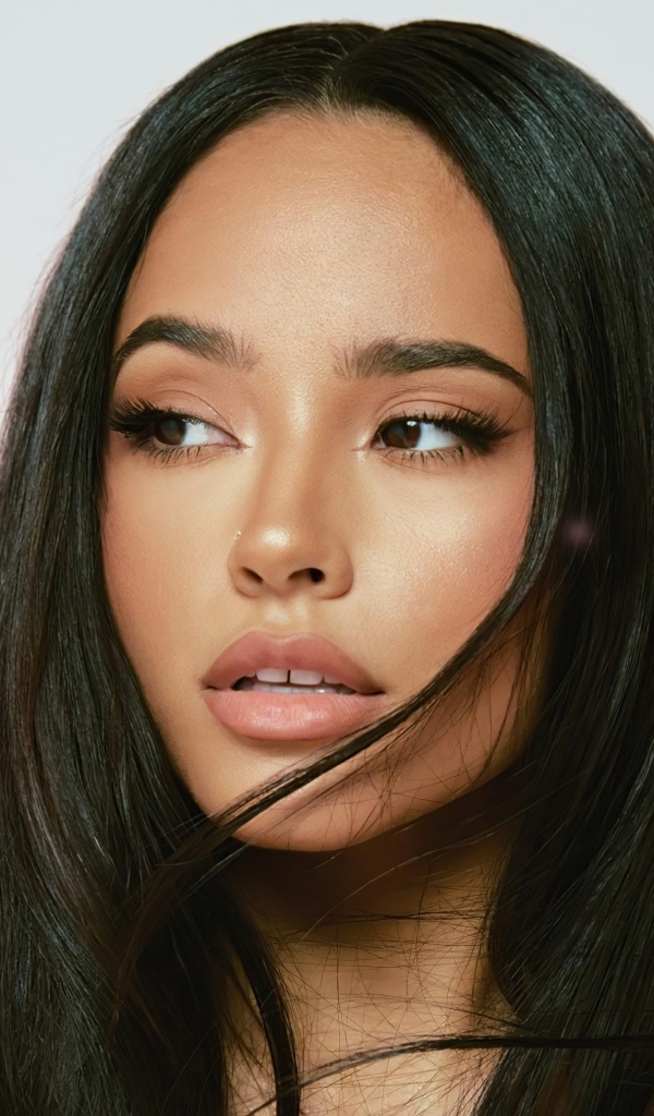 Лицо певицы Бекки Джи крупным планом