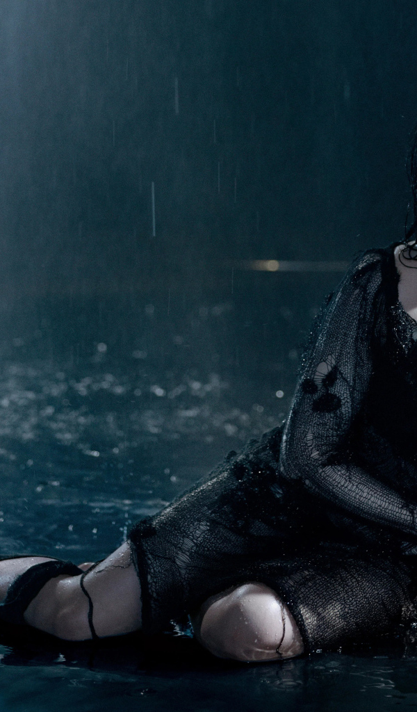 Певица Билли Айлиш в черном платье под дождем